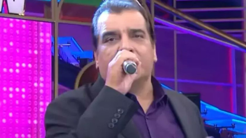 Ünlü şarkıcı yoğun bakıma alındı!