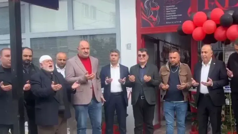 Fantezi iç giyim mağazası açılışı şoka uğrattı! Dualarla açıldı
